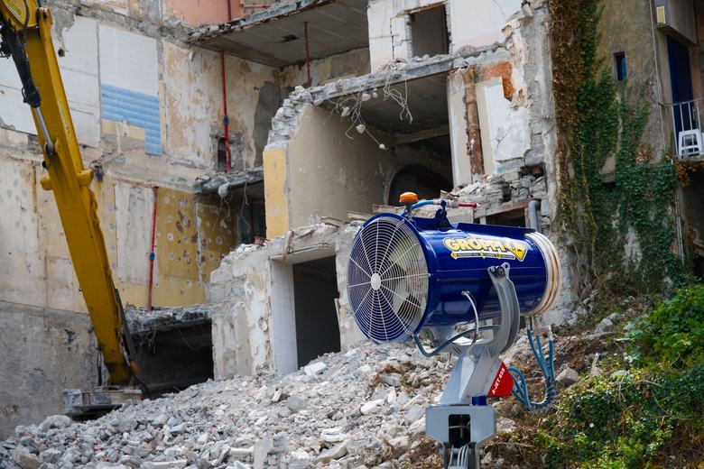 Intérieur d'un bâtiment en démolition avec extracteur de poussière