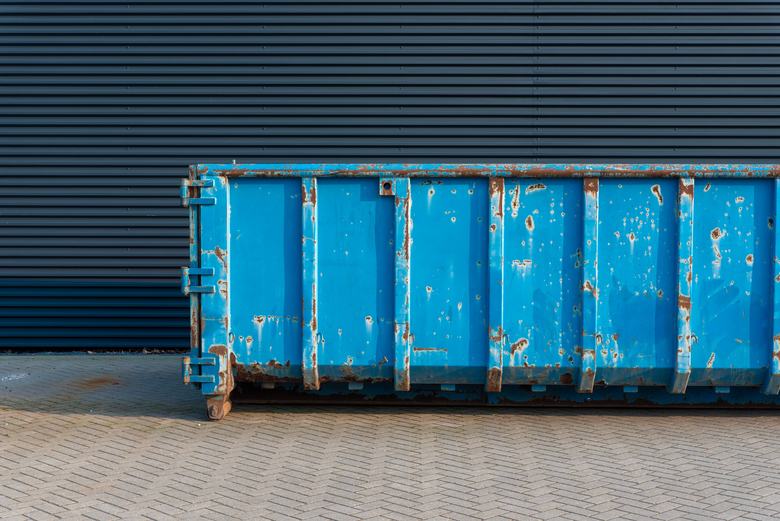 Benne bleue pour l'évacuation des gravats